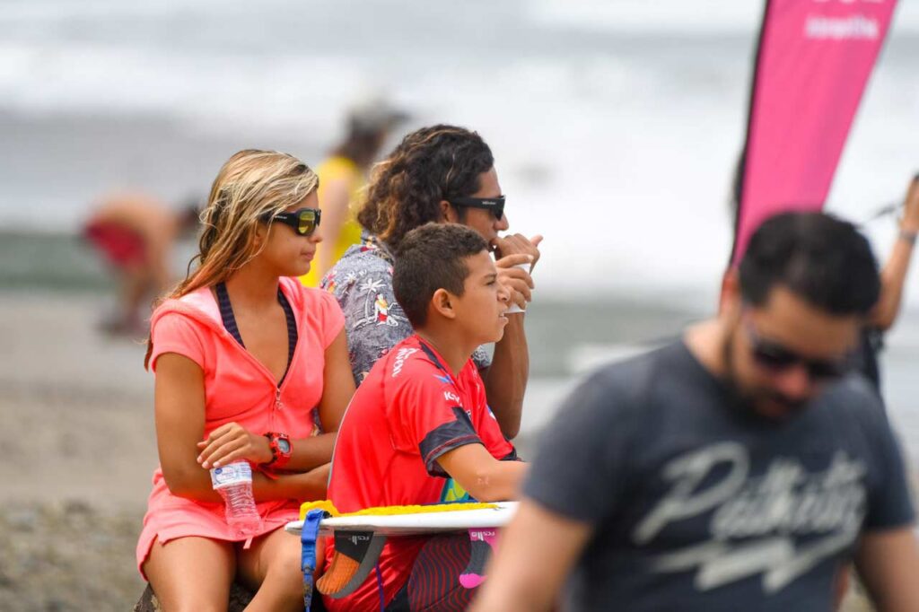 Bomber familia viendo el concurso de surf en Costa Rica