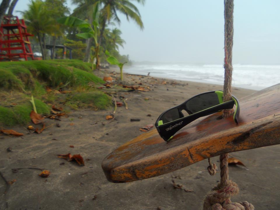 Bomber gafas de sol de balanceándose en la playa de Costa Rica