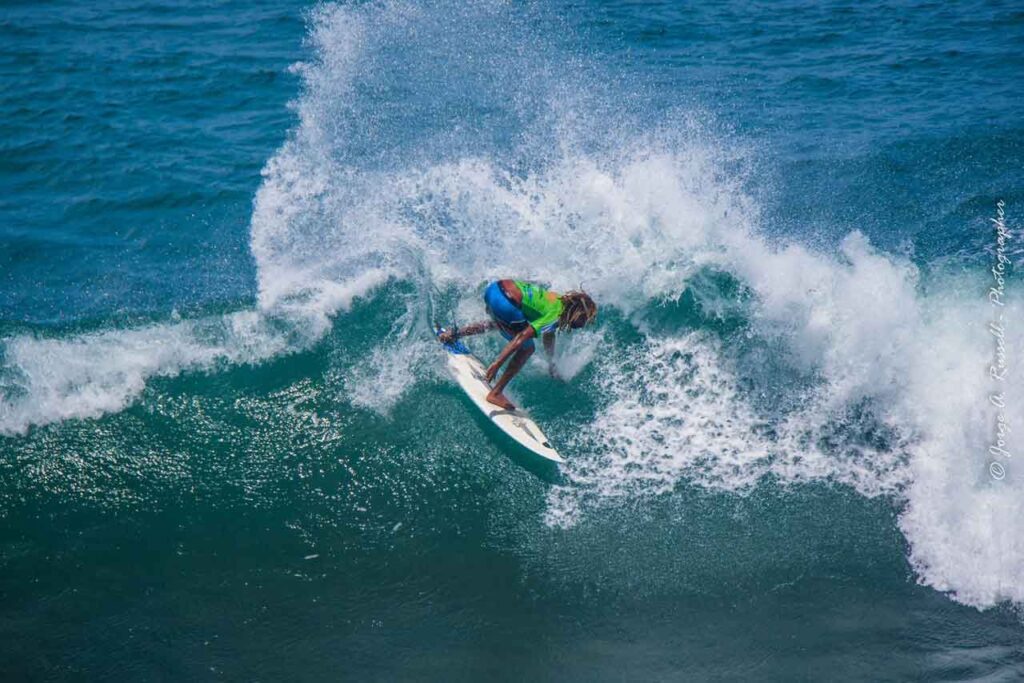 Costa Rica surfista haciendo un gran spray Roca Loca