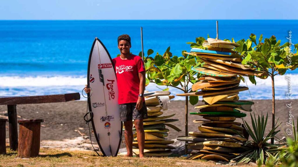 Bomber Floating Eyewear Latin America Equipo surfista posando con tablas de surf cerca de Bowie's Point Hermosa Costa Rica