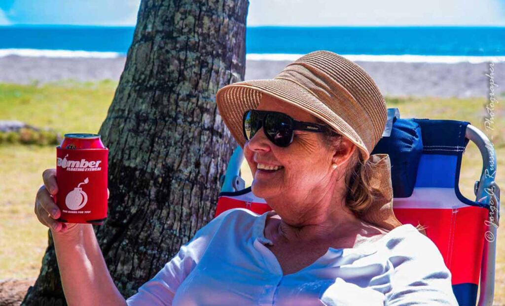 Madre de chile con gafas de sol Bomber picnic junto a la playa