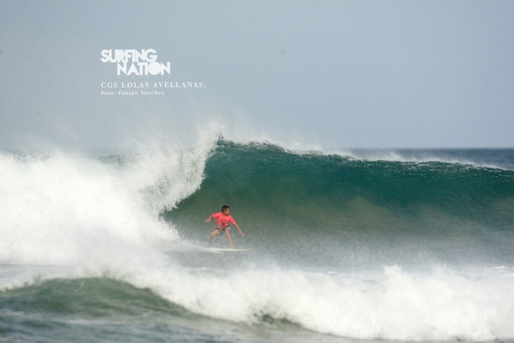 Surfing Nation Bomber surfista sobre una gran ola Lolas Avellanas - foto Fabian Sánchez