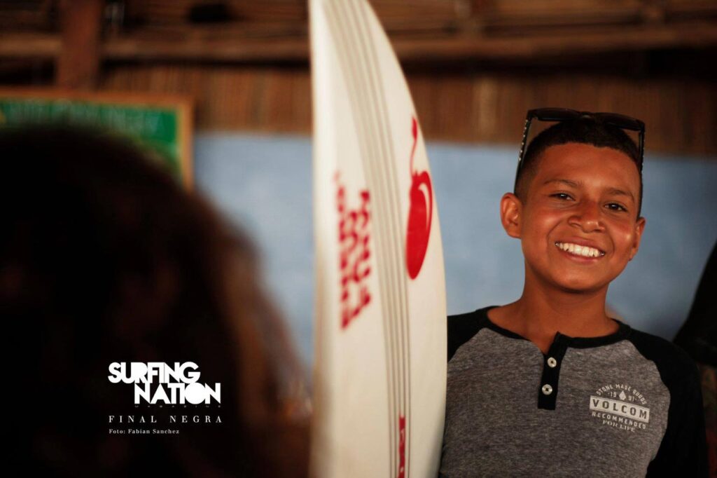 Surfing Nation foto del surfista del equipo grom final negra