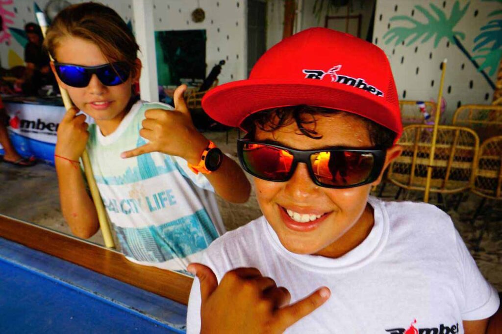 Dos niños costarricenses feliz vistiendo Bomber ropa y gafas