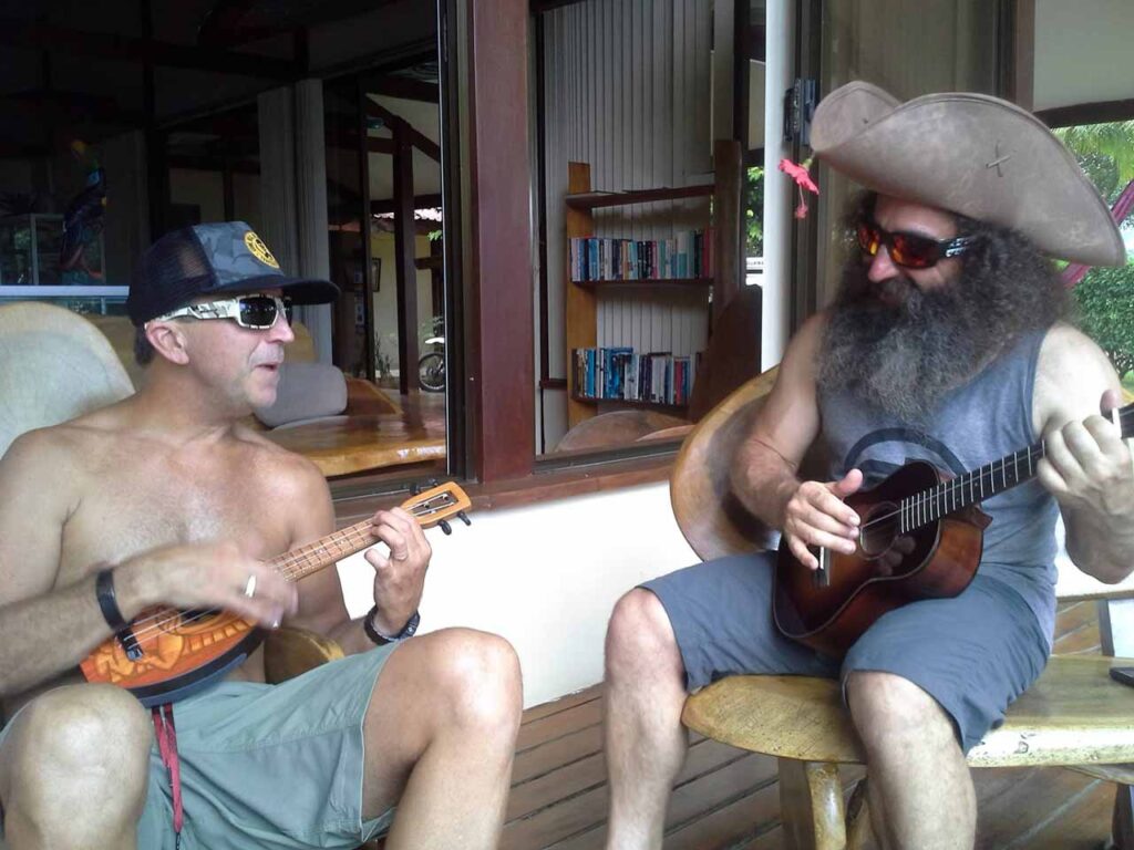 Equipo de paddle board YOLO tocando el ukelele en Vista Guapa Surf Camp en Costa Rica