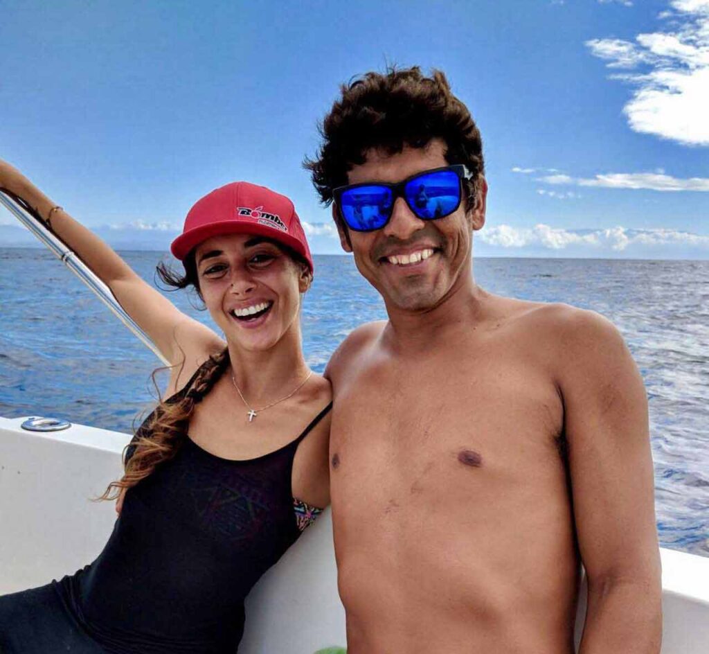 Feliz pareja en barco en Costa Rica con gafas flotantes Bomber