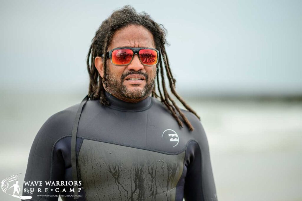 Paddleboarder en traje de neopreno con gafas de sol Mega Bomb con espejo rojo