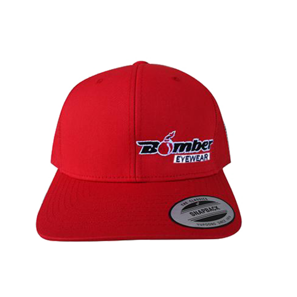 Gorra classico snapback, rojo, con diseño de Bomber Eyewear bordado en el frente.